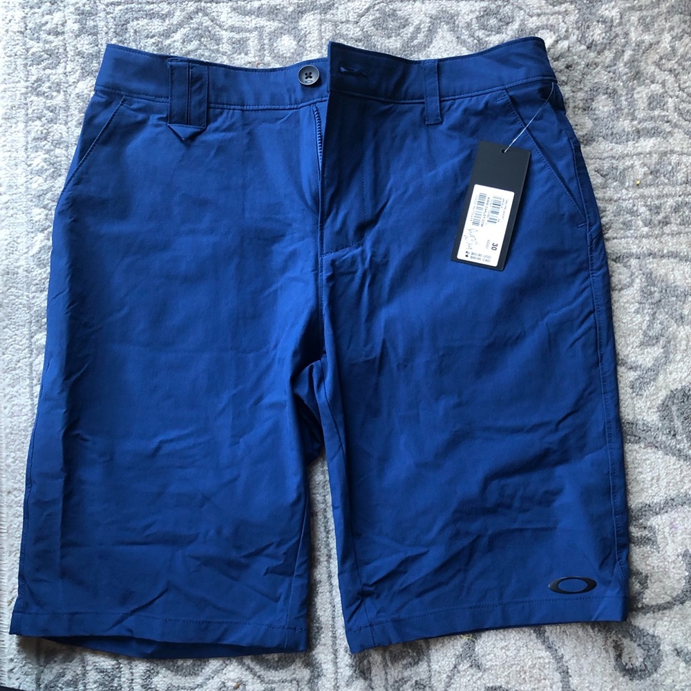NWT MEN OAKLEY TAKE PRO SHORT IN DARK BLUE SZ 30